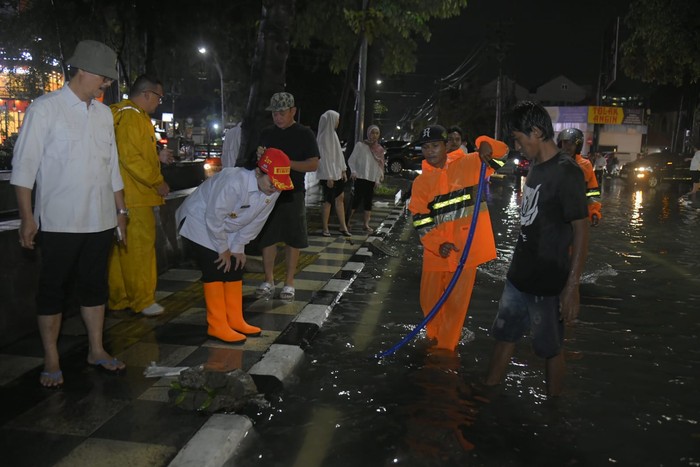 Hujan Tegaskan Ketangguhan, Semarang Genang, Pompa Maksimal Walkot!