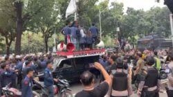 Demo Ricuh di Balkot DKI: Polisi Ungkap Kronologi, Mobil Pejabat Terancam