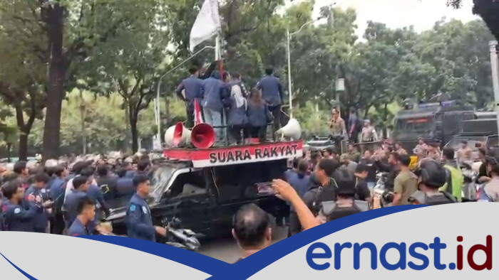 Demo Ricuh di Balkot DKI: Polisi Ungkap Kronologi, Mobil Pejabat Terancam