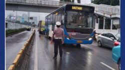 “Mobil Tabrak Pembatas Jalan di Jl Gatot Subroto, Lalin Tersendat: Kenapa Ini Terjadi?”