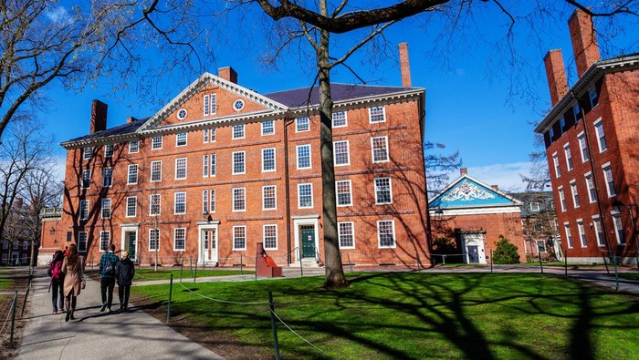 Trump Dilarang Harvard Terima Mahasiswa Asing: Kontroversi Besar Internasional