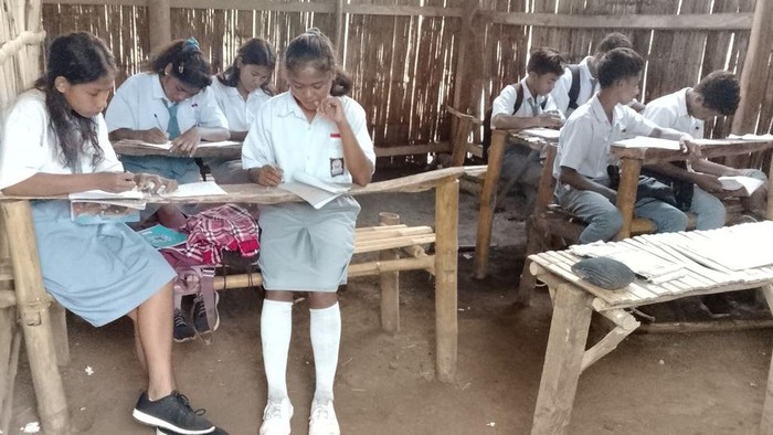 Bantu SMA di Sumba, Yuk! Perkuat Prestasi Murid yang Bertahan di Tengah Hujan