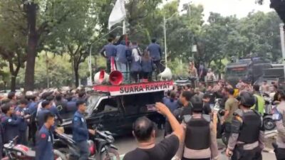 **Polisi Dalam Pencarian Mahasiswa Berikut Demo Ricuh di Jakarta**