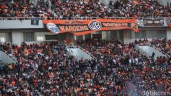 “Konflik di Lapangan! Jakmania Flare Membuat Pertandingan Persija vs Malut United Tunda”