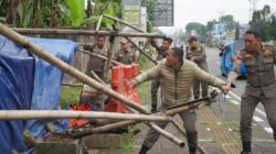 Satpol PP Bogor Turunkan 27 Lapak PKL Liar di Puncak dengan Perda Tahun 2015 dan 2021