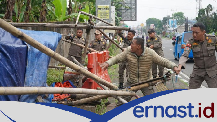 Satpol PP Bogor Turunkan 27 Lapak PKL Liar di Puncak dengan Perda Tahun 2015 dan 2021