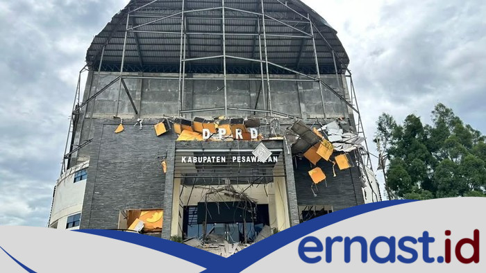 **Atap-Ornamen Gedung DPRD Pesawaran Ambruk, Satpol PP Luka Ringan**