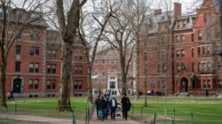 Trump Ancam Pindahkan Universitas, Mahasiswa Asing Harvard Gelisah