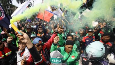 Ojol Teriak Upahnya Dibabat Aplikator, Istana Bilang Begini: Analisis Dampak pada Bisnis Ojek Online