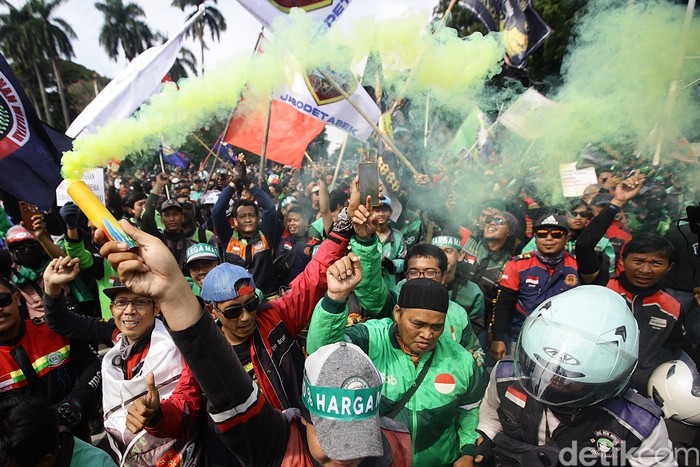 Ojol Teriak Upahnya Dibabat Aplikator, Istana Bilang Begini: Analisis Dampak pada Bisnis Ojek Online