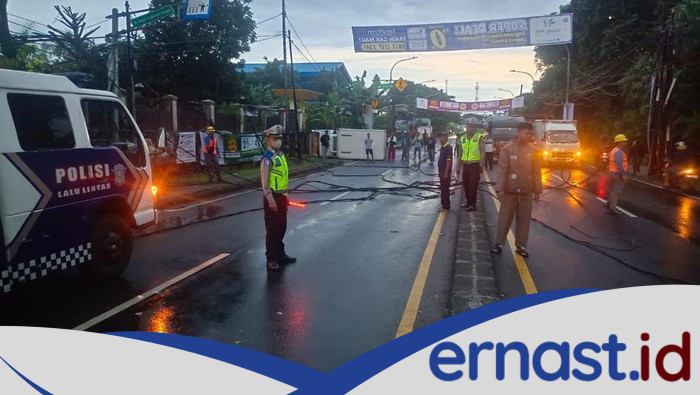**Mobil Boks Terbalik, Kabel Semrawut di Sawangan, Lalin Macet Seharian**