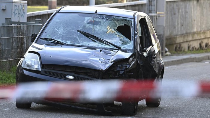 Tragedi Mengerikan saat Mobil Tabrak Kerumunan Penggemar Liverpool di Parade Kemenangan Inggris