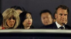 **Macron Bantah Insiden Ditoyor Istri, Klaim Cuma Bercanda di Pesawat**