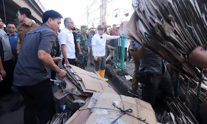 Wawalkot Tangsel Bersihkan Sampah-Bongkar Lapak PKL di Ciputat, Wujud Komitmen Pemkot Tangsel