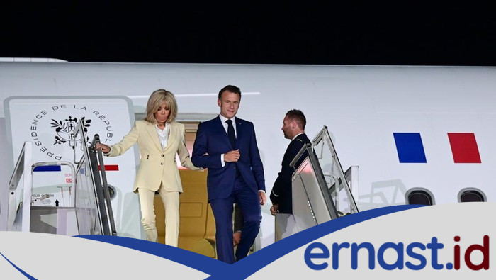 Momen Presiden Macron dan Istri Gandengan Turun dari Pesawat Saat Tiba di RI: Simbol Solidaritas atau Konfrontasi?