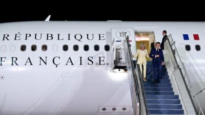 Macron dan Istri, Pamer Gestur Mesra di Indonesia Usai Skandal Vietnam