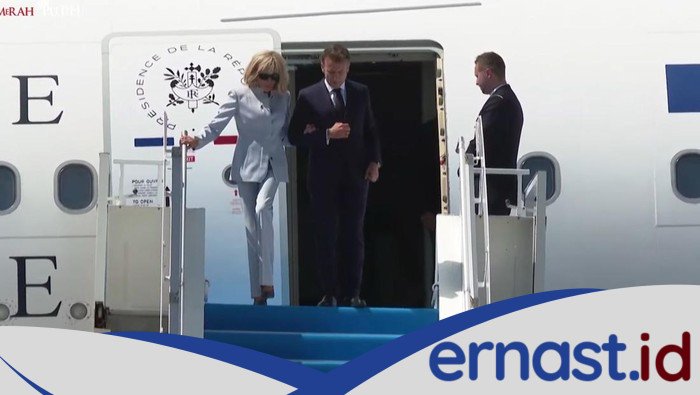 Macron dan Brigitte Resmi Tiba di Bandara YIA, Sambutan Khusus untuk Pasangan Perancis