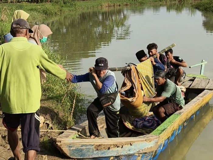 **Miris, Ibu Hamil di Pandeglang Diperahu ke Puskesmas, Jalan Rusak Membuat Warga Pergi 2 Jam**