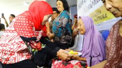 Gubernur Jatim Peringati Hari Lansia dengan Salurkan Bansos di Panti Werda