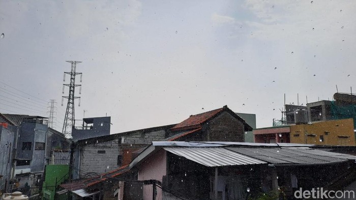 Hujan Turun di Jakut Meski Langit Cerah, BMKG Ungkap Alasannya