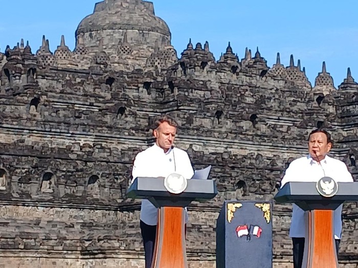 Macron Terkesan Lihat Borobudur, Sempat Coba Sentuh Patung Budha di Stupa: Moment Sejarah Indonesia dan Prancis