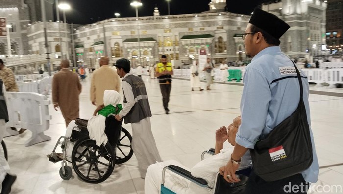 **Petugas Haji Jadi Penyambung Asa Pasangan Lansia di Tanah Suci**