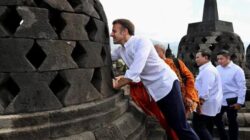 “Kala Tangan Macron Menyentuh Warisan Buddha: Simbol Perjumpaan Budaya”