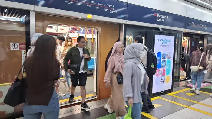Mahasiswa Bogor Pakai MRT Keliling Jakarta, Menikmati Liburan Seperti Konten YouTube