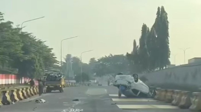 Tragedi Tol Sentul: Mobil Terbalik, 2 Orang Luka-luka