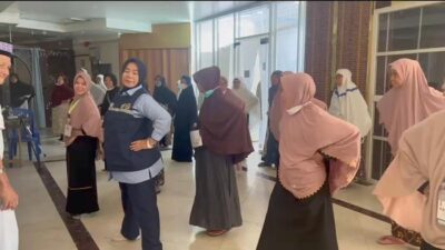 Jemaah Haji Lansia Berbagi Semangat Lewat Senam, Meski Stroke Tak Mampu Membendung!