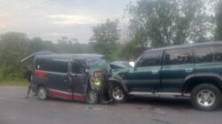 Potret Land Cruiser dan Ambulans Ringsek Usai Tabrakan ‘Adu Banteng’ di Riau: Tragedi di Jalan