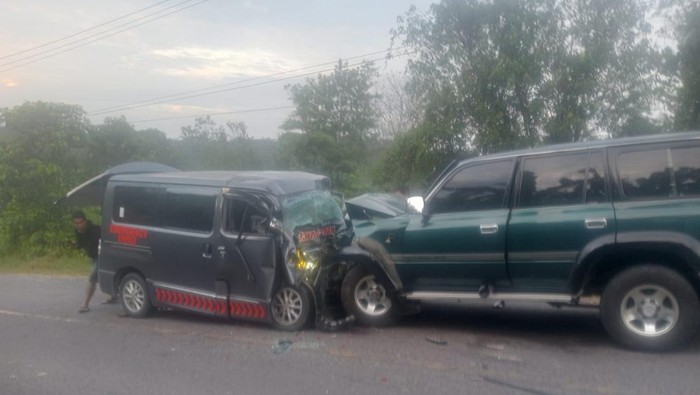 Potret Land Cruiser dan Ambulans Ringsek Usai Tabrakan 'Adu Banteng' di Riau: Tragedi di Jalan