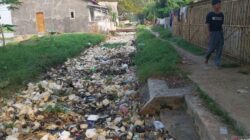 Jorok! 1 Km Irigasi di Serang Tersumbat Sampah, Warga Geram