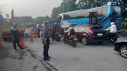 Lalin di Pasar Rebo Jaktim Macet, Proyek Perbaikan Jalan Malah JadiPenyebab!
