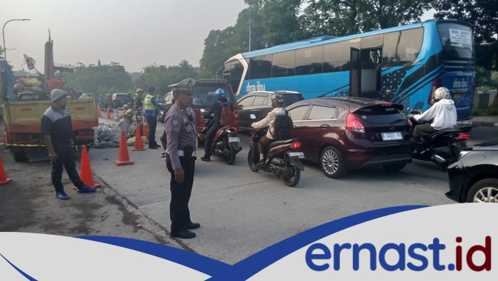 Lalin di Pasar Rebo Jaktim Macet, Proyek Perbaikan Jalan Malah JadiPenyebab!