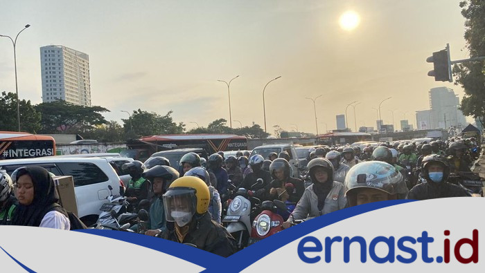 1 Jam Macet di Terminal Kampung Rambutan: Cerita Warga yang Menggungah
