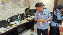 **Petugas hingga Dirjen Haji Sortir-Percepat Pembagian Kartu Nusuk Jemaah RI**