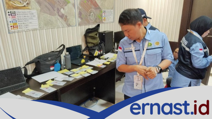 **Petugas hingga Dirjen Haji Sortir-Percepat Pembagian Kartu Nusuk Jemaah RI**