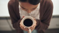 “Waktu Terbaik Minum Kopi bagi Wanita untuk Usia Panjang, Menurut Peneliti Harvard”