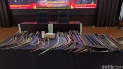 **Penampakan Puluhan Senjata Pelaku Tawuran Disita Polresta Bogor: Ribuan Alat Tajam Diamankan dalam 2 Bulan!**