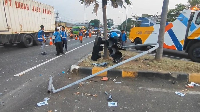 Truk Seruduk 7 Kendaraan di Lampu Merah Pasuruan, 2 Orang Tewas: Rem Blong Diduga Jadi Penyebab