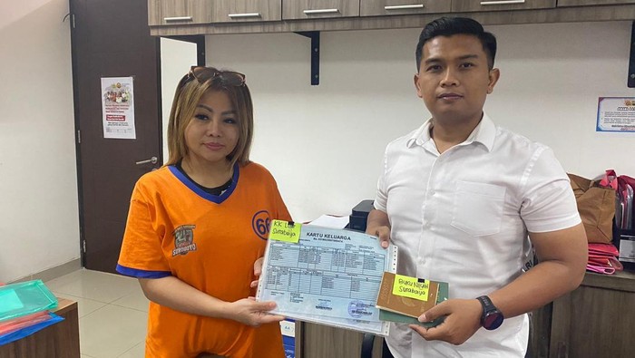 **Ijazah-KTP Ditahan Jan Hwa Diana, Polda Jatim Buka Jalan Gratis untuk Pengembalian Dokumen**