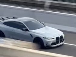 BMW M4 Adu Cepat dengan Whoosh, bahaya Tol MBZ Digeber Melebihi Batas