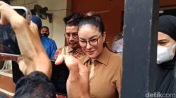 Nikita Mirzani Tersenyum Dibawa ke Kejaksaan: Kita Ketemu di Persidangan, Kisah Pilu atau Permainan Hukum?