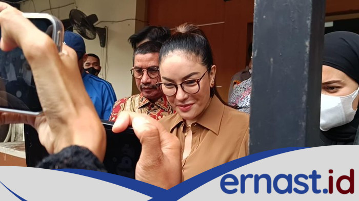Nikita Mirzani Tersenyum Dibawa ke Kejaksaan: Kita Ketemu di Persidangan, Kisah Pilu atau Permainan Hukum?