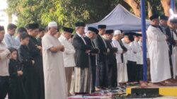 Anies-Jimly Asshiddiqie Tunaikan Salat Idul Adha di Masjid Al Azhar Jaksel, Menarik Perhatian Publik