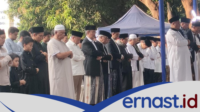 Anies-Jimly Asshiddiqie Tunaikan Salat Idul Adha di Masjid Al Azhar Jaksel, Menarik Perhatian Publik