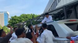 **Prabowo Bagi-bagi Amplop ke Warga Usai Salat Idul Adha di Istiqlal**