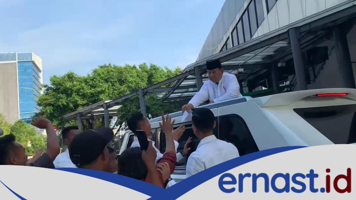 **Prabowo Bagi-bagi Amplop ke Warga Usai Salat Idul Adha di Istiqlal**