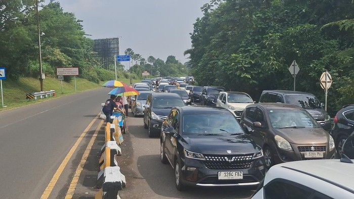Libur Idul Adha, Lalin Puncak Bogor Nyaris Macet Siang Ini